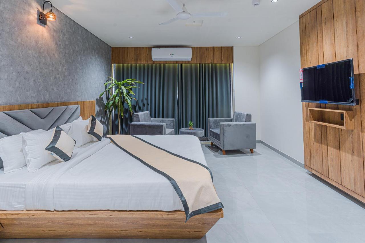 Hotel The Grand Heaven Gandhinagar Exterior photo